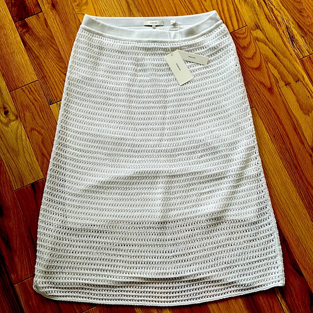 Vince. White skirt. Size M. Lined. NWT